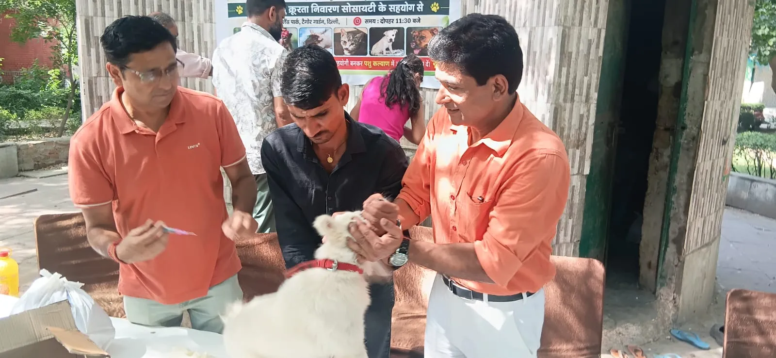 विश्व पशु दिवस पर टैगोर गार्डन में निःशुल्क रेबीज़ टीकाकरण