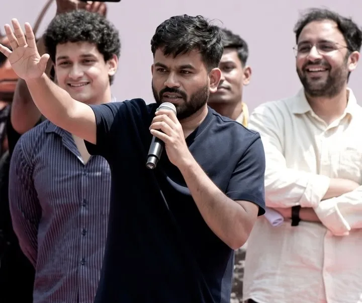 अभिजीत दीपके, सौरव दास और आशुतोष रांका को पुलिस ने विमान के अंदर से हिरासत में लिया