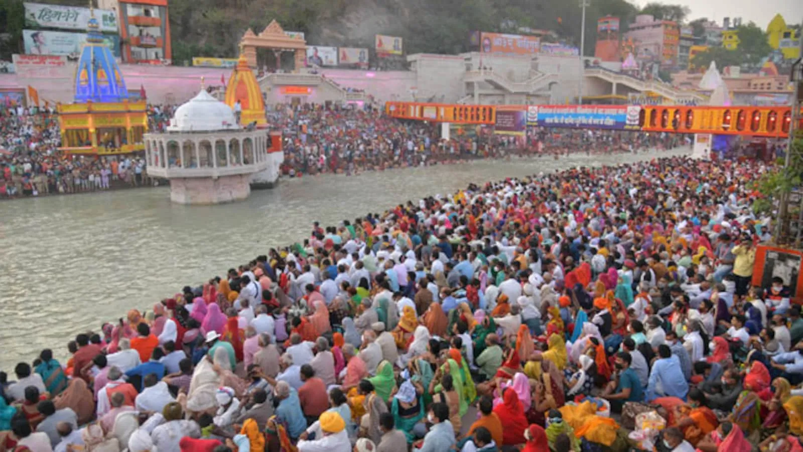 सर्वपितृ अमावस्या पर हरिद्वार में उमड़ी श्रद्धालुओं की भीड़