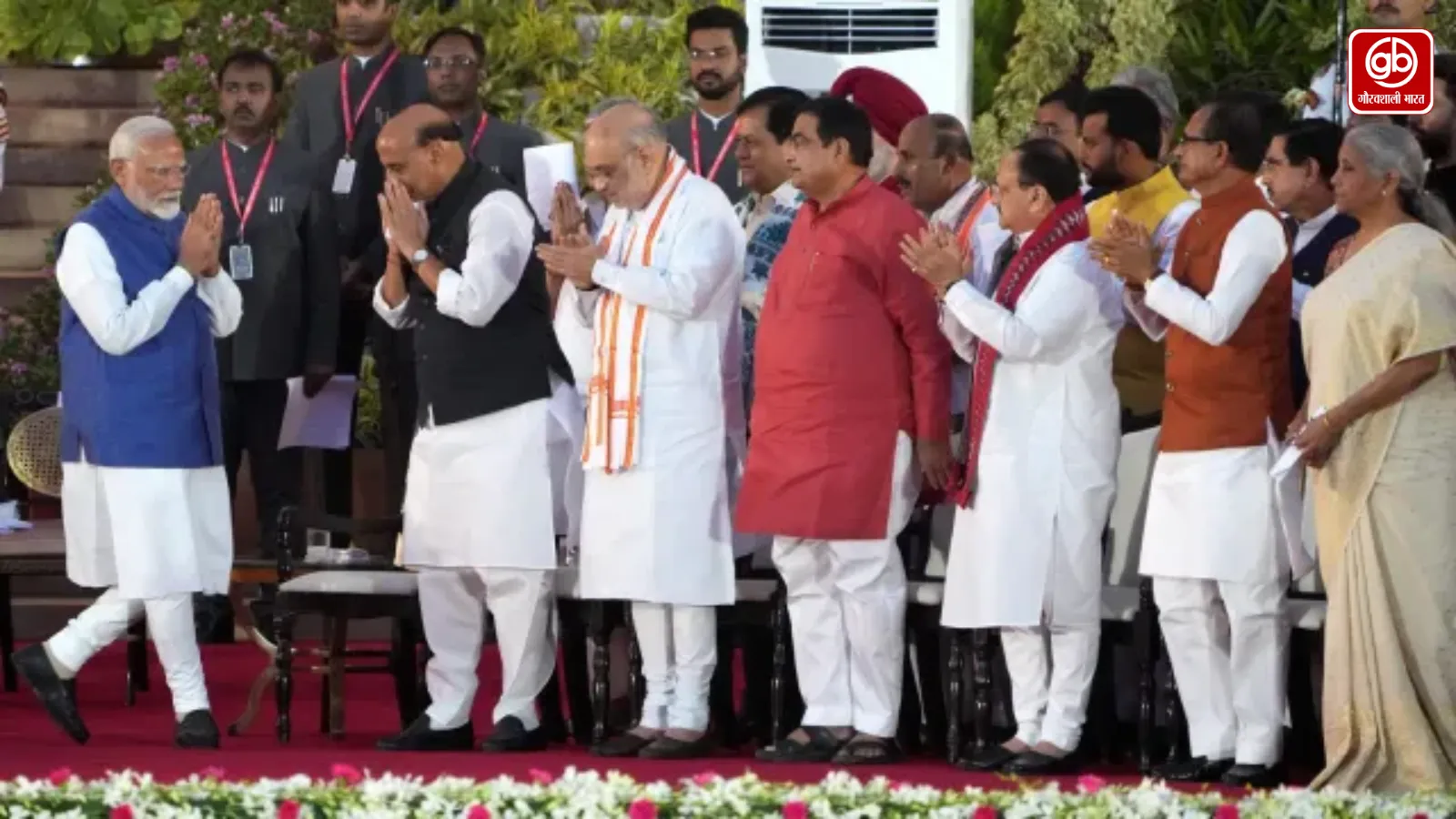 मोदी कैबिनेट में 13 पद खाली, शीतकालीन सत्र से पहले फेरबदल के आसार