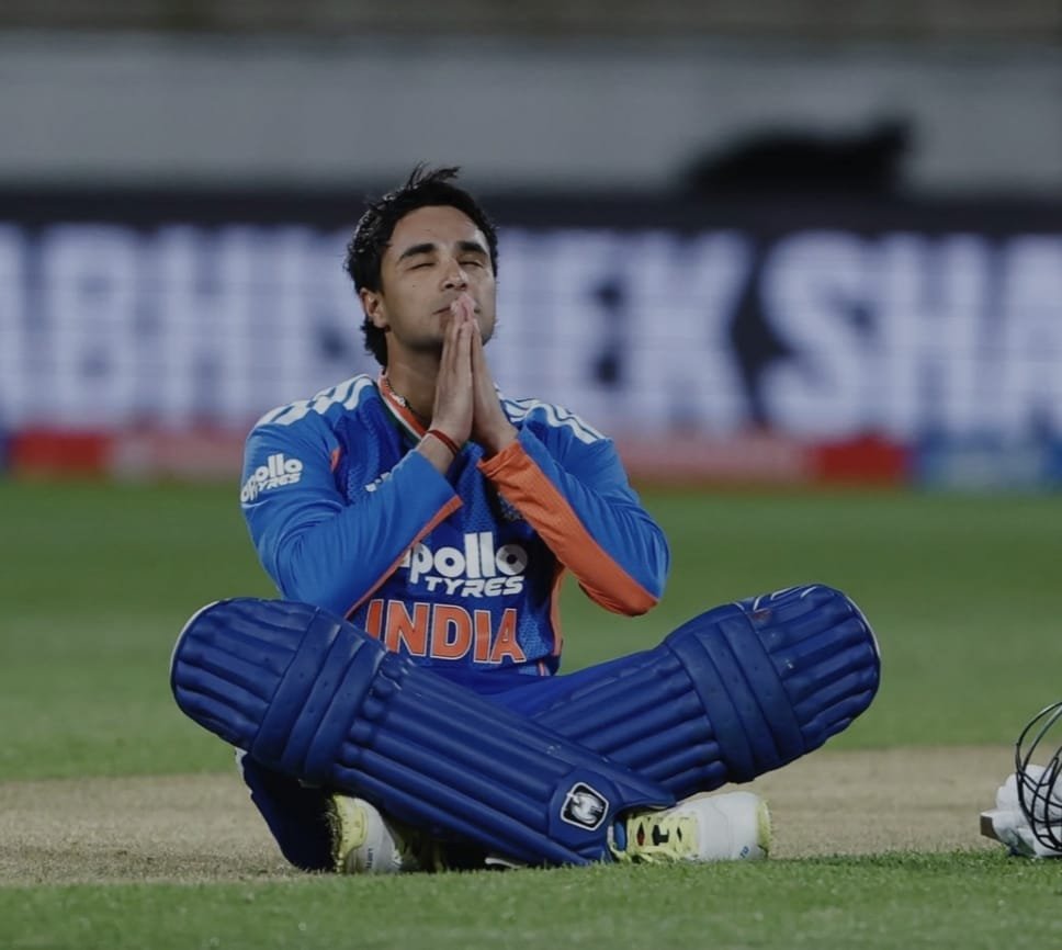 मैदान पर अभिषेक का आक्रामक बल्लेबाज़ी अंदाज़