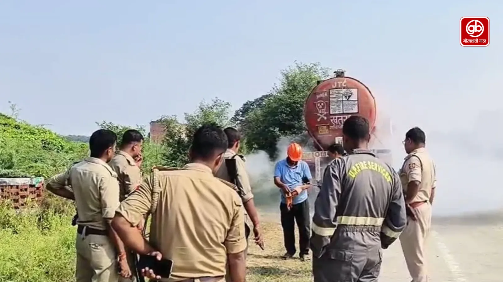 NH-19 पर बड़ा खतरा टला, सड़क पर बहा ओलियम एसिड, पुलिस ने टैंकर हटाया
