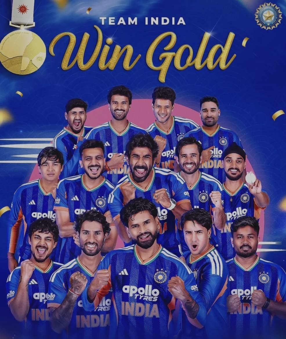 गोल्ड मेडल के साथ यादगार टीम मोमेंट