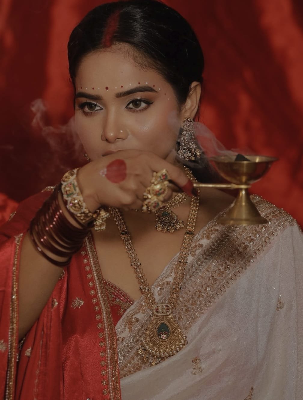 कुमकुम और पारंपरिक लुक ने बढ़ाई चेहरे की रौनक।
