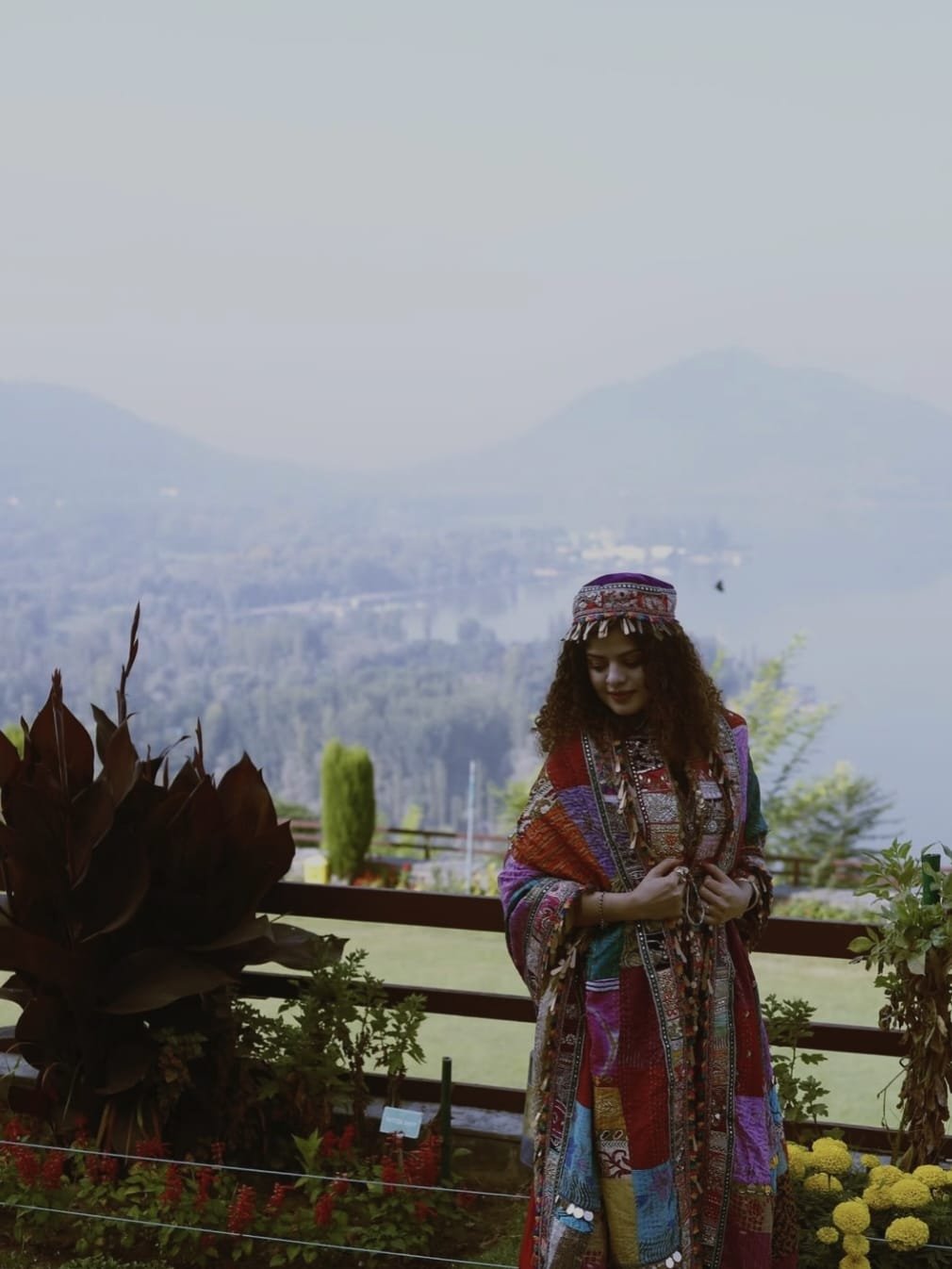 सादगी और पहाड़ों की खूबसूरती का खूबसूरत मेल
