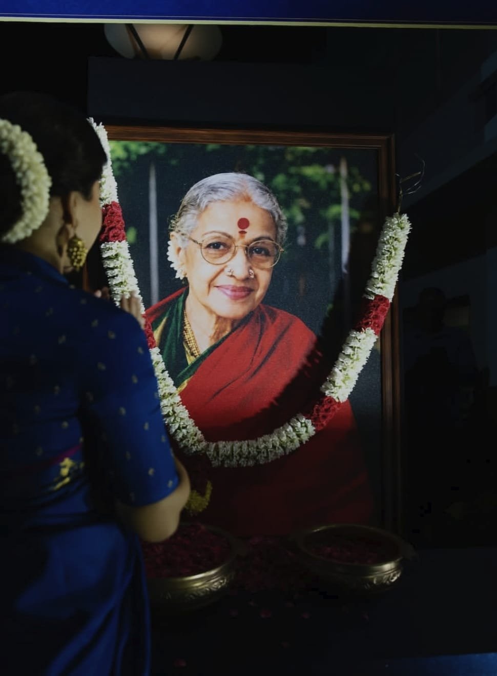 साड़ी में रश्मिका का खूबसूरत अंदाज, हर नजर ठहर जाए 😍
