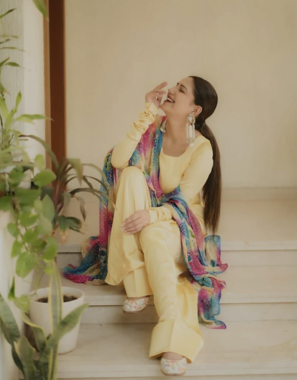 देसी लिबास में सपना चौधरी का बेहद प्यारा अंदाज़ 🌸