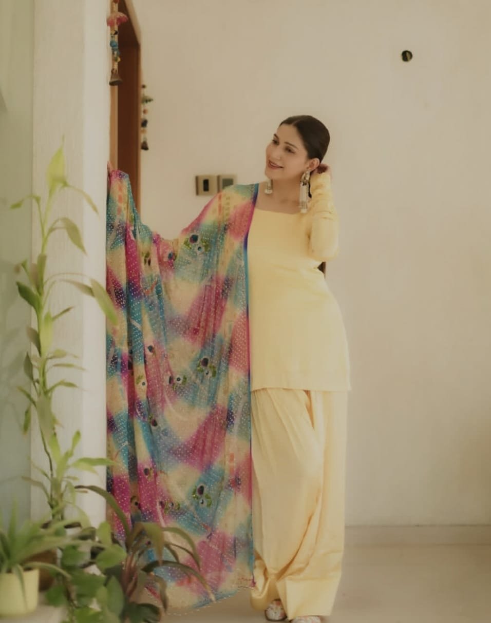 क्रीम रंग के आउटफिट में सपना का दिलकश अंदाज़ 💛