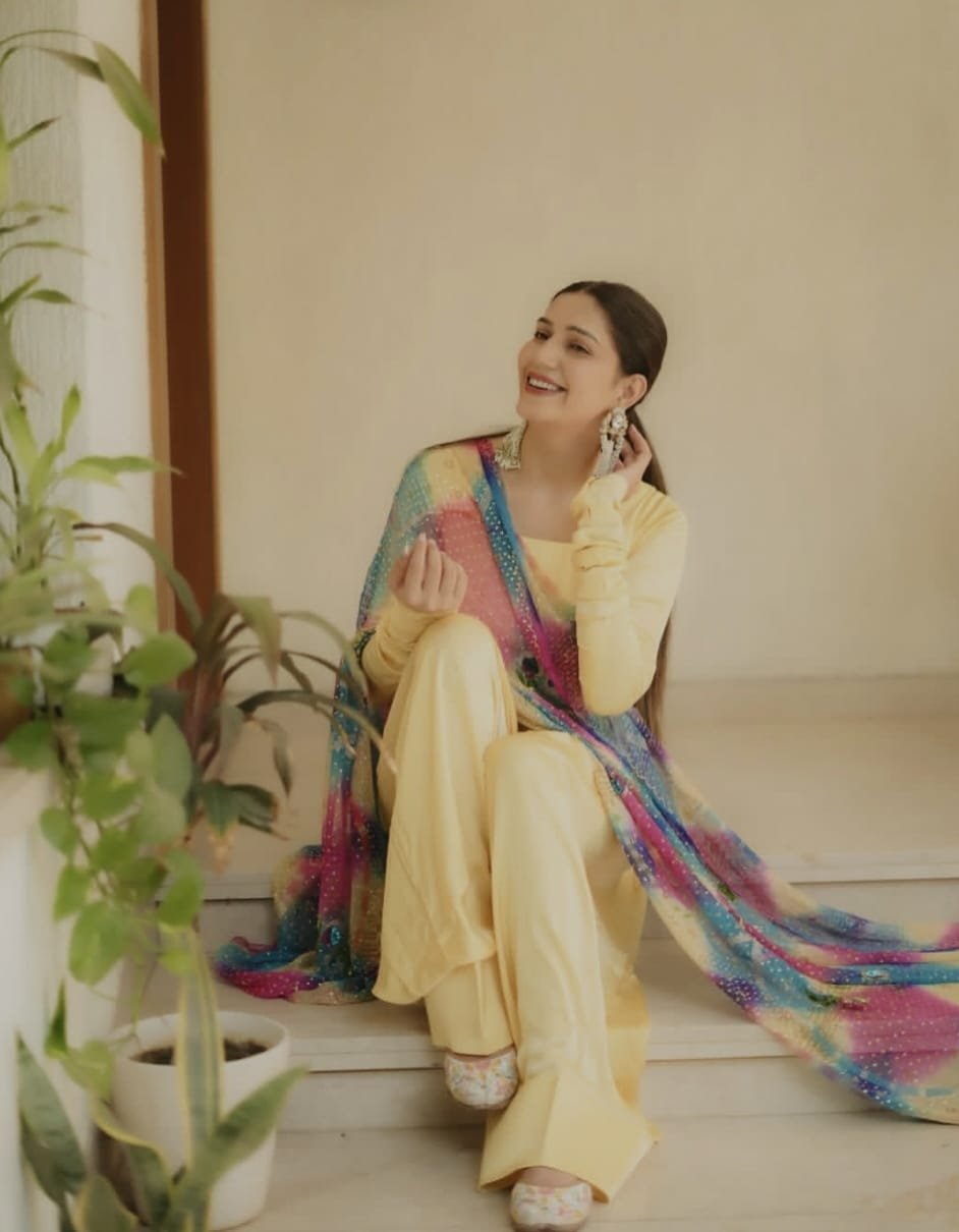 देसी अंदाज़ में सपना की खूबसूरत अदाएं, नजरें ठहर जाएं ✨