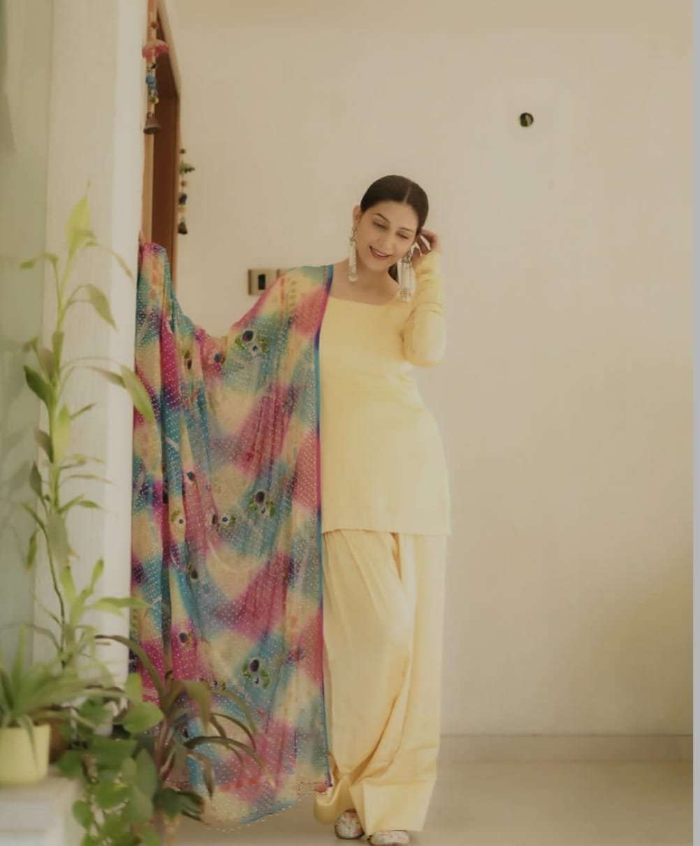 रंग-बिरंगे दुपट्टे ने सपना के देसी लुक में लगाए चार चांद