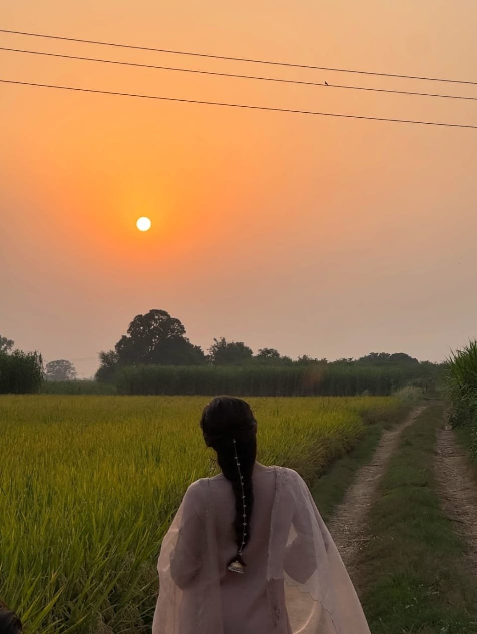 खेतों के बीच सारा का सादगी भरा अंदाज