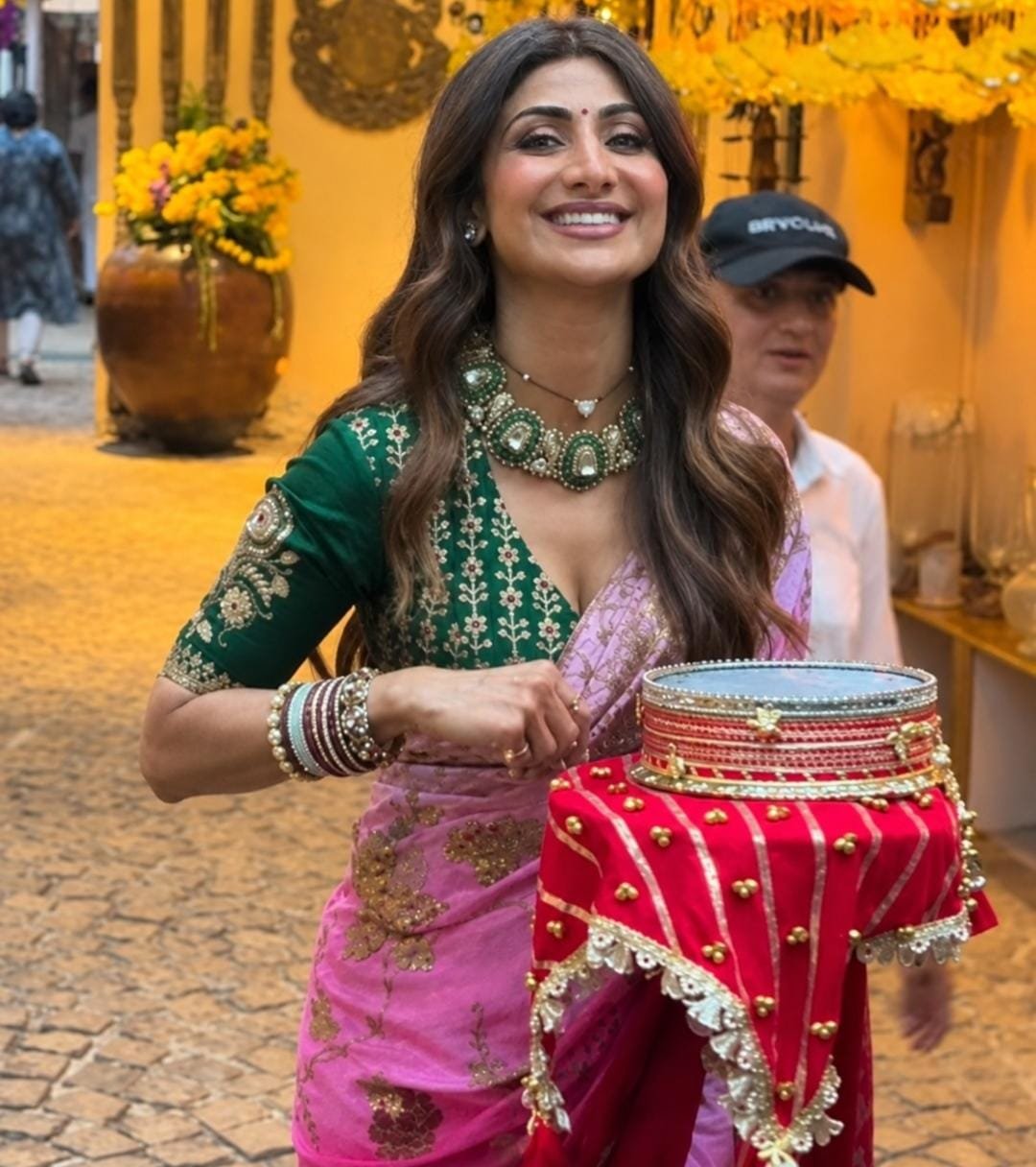 गुलाबी साड़ी में शिल्पा का खूबसूरत अंदाज़, करवा चौथ की रौनक में लगीं बेहद आकर्षक